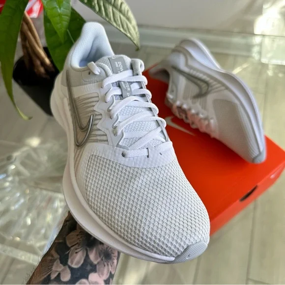 NEW NIKE RUNNING SHOES WHITE SILVER - Picture 2 of 3